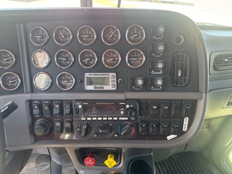 2021-peterbilt-389-image-22