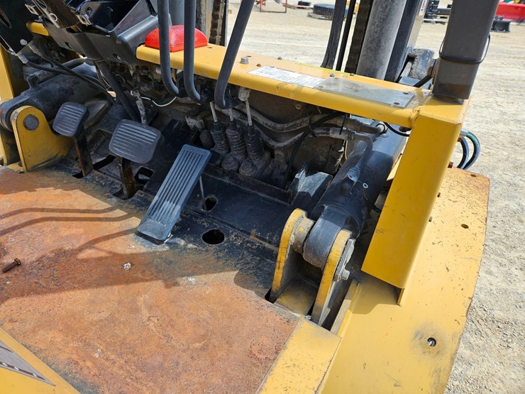 #126-•-cat-gp40k2-single-stage-fork-lift-image-25