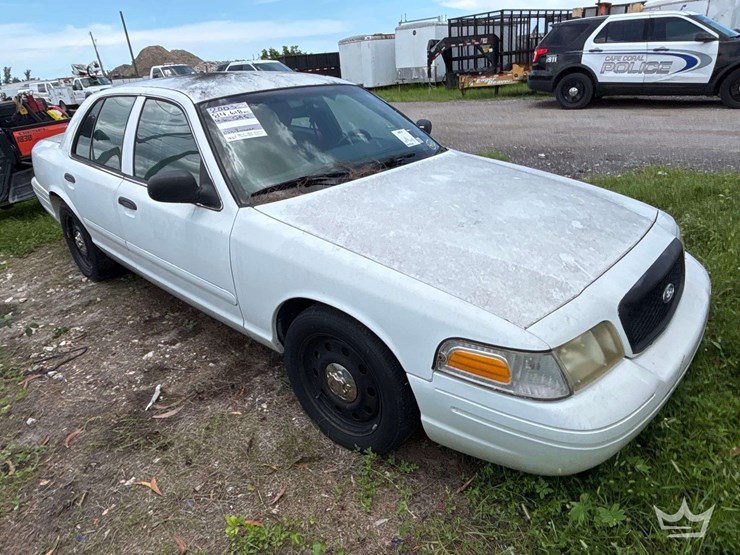 2003-ford-crown-victoria-sedan-image-2