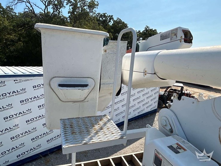 2019-freightliner-m2-106-image-35