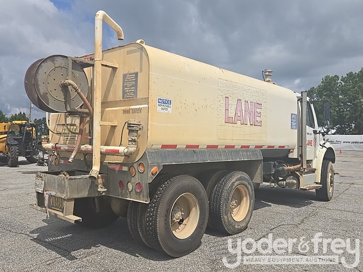 2013-freightliner-m2-106-image-5