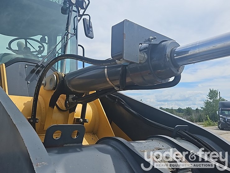 2014-deere-624k-image-21