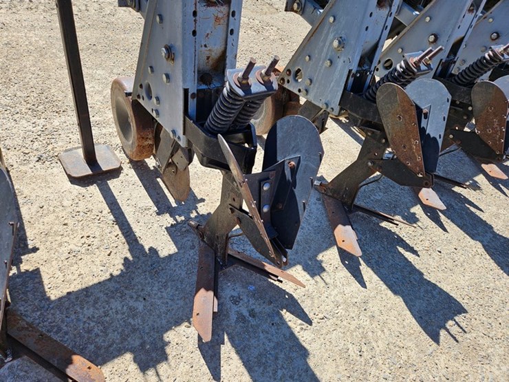 #80-•-hiniker-3pt-8-row-30"-cultivator-image-18