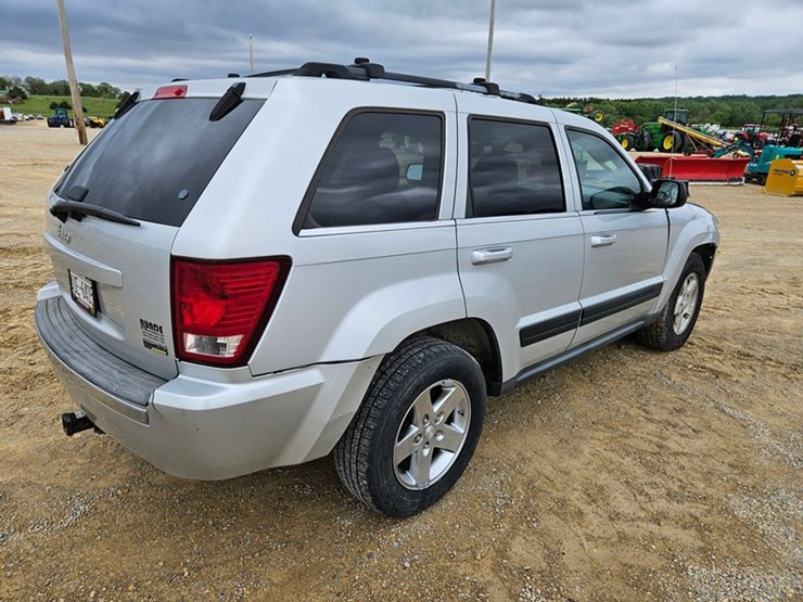 #60-•-2007-jeep-sport-utility-sedan-image-5