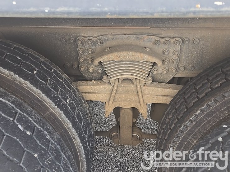 2013-freightliner-m2-106-image-25