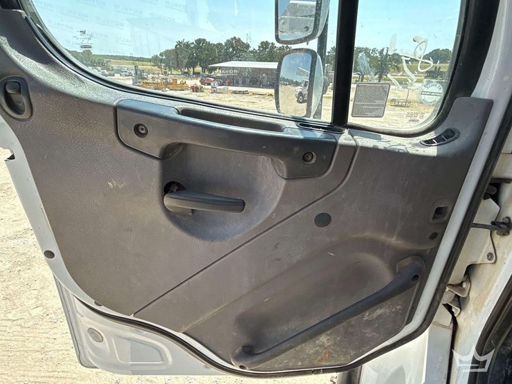 2020-freightliner-m2-106-image-10