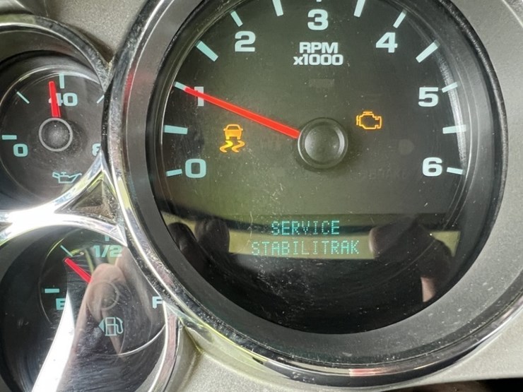 2014-chevrolet-silverado-3500-image-32