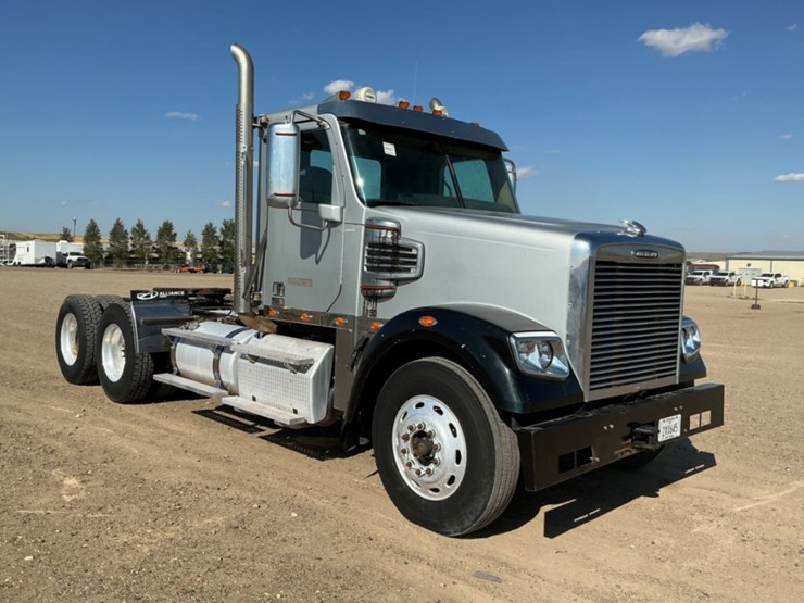 2015-freightliner-coronado-122-sd-image-3