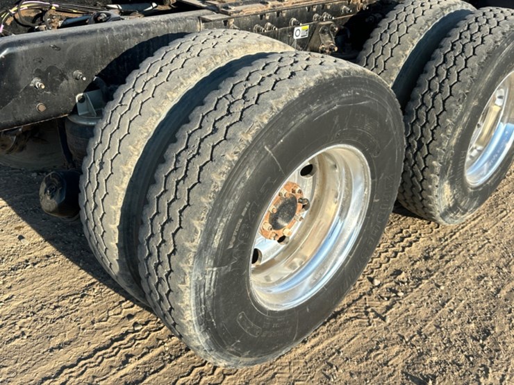 2015-kenworth-t800-image-16