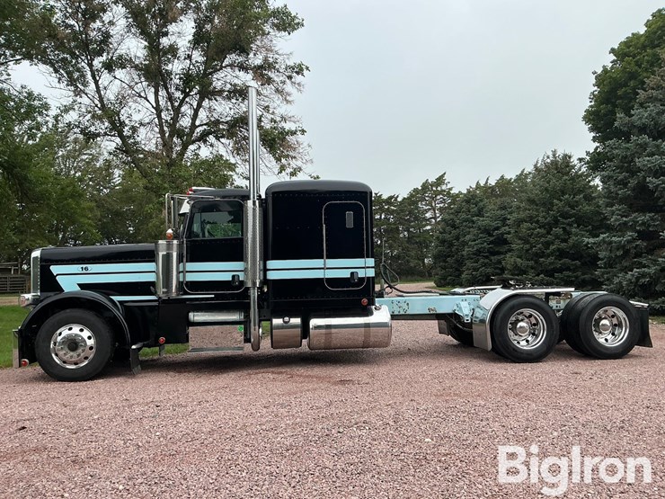 2017-peterbilt-389-image-8