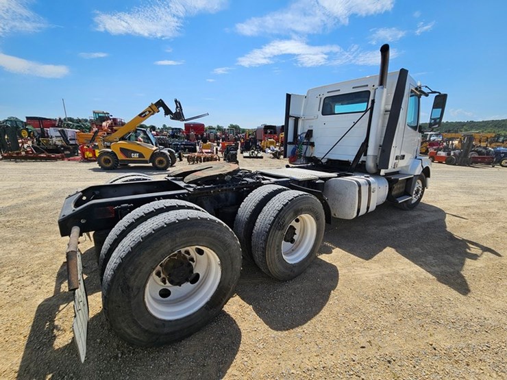 #65-•-2012-volvo-vnl-day-cab-tandem-axle-semi-tractor-image-5