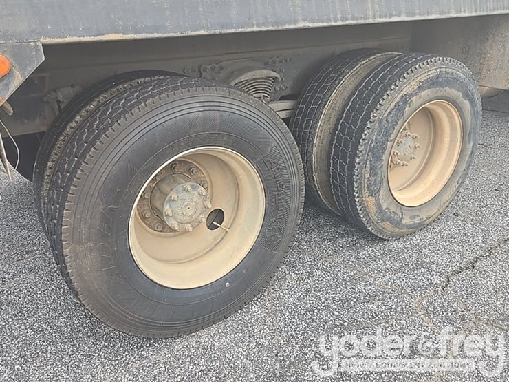 2013-freightliner-m2-106-image-17
