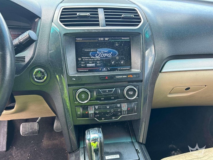 2016-ford-explorer-xlt-image-17