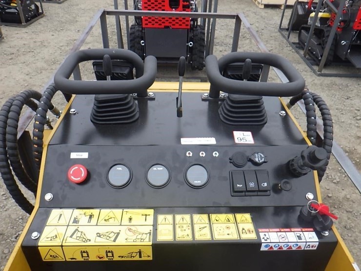2026-agt-mx-crt23-skid-steer-tracked-loader-image-11