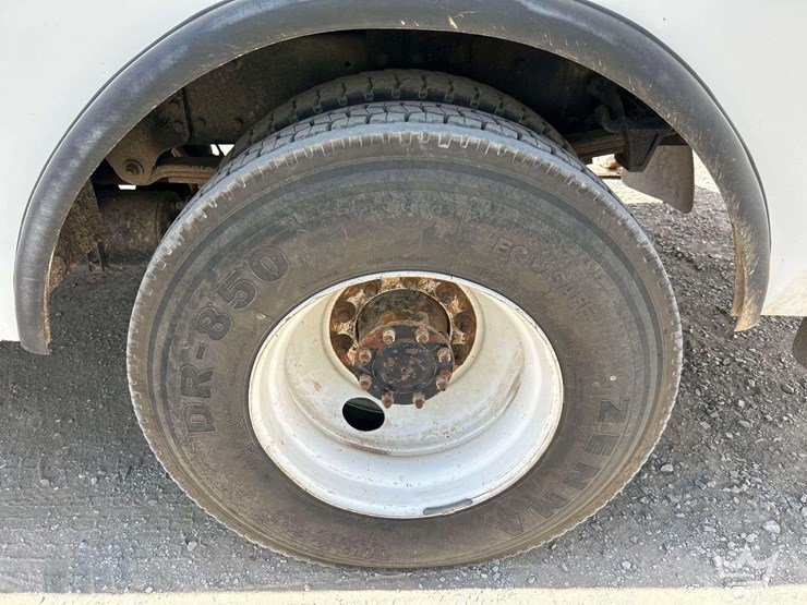 2019-freightliner-m2-106-image-40