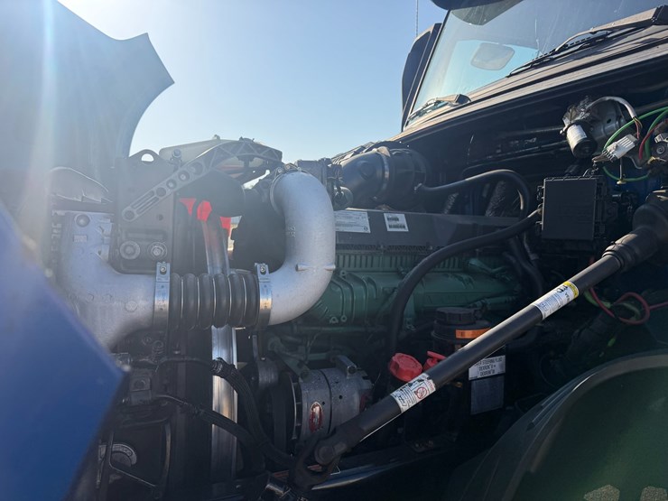 2019-volvo-vnl64t670-image-9