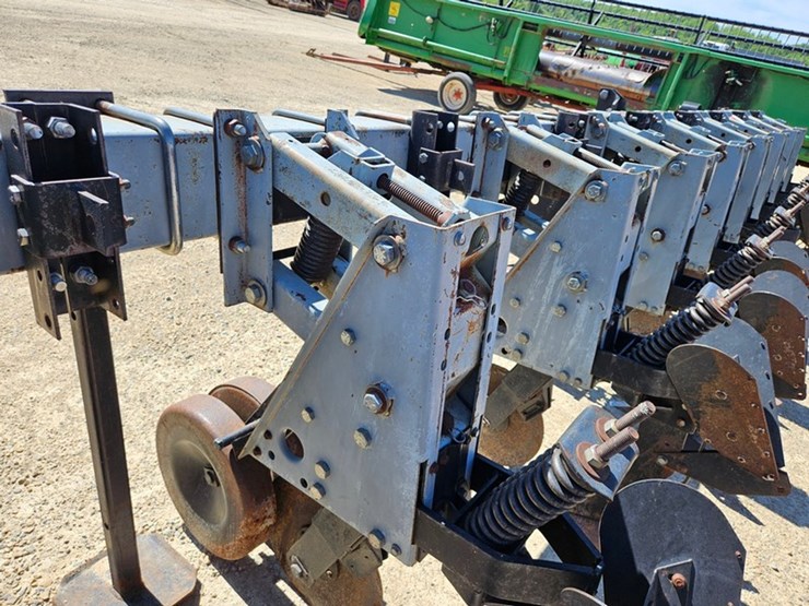 #80-•-hiniker-3pt-8-row-30"-cultivator-image-19