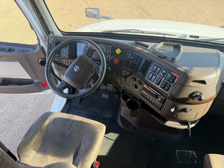 #16234-•-2018-volvo-vnl64t670apu-image-15
