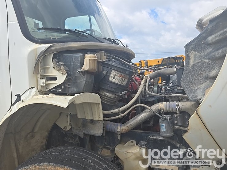 2013-freightliner-m2-106-image-11