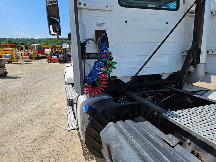 #65-•-2012-volvo-vnl-day-cab-tandem-axle-semi-tractor-image-14
