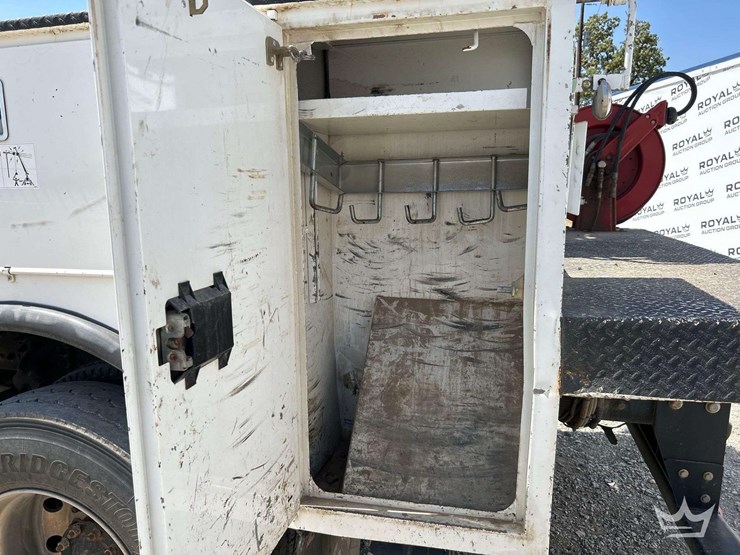 2020-freightliner-m2-106-image-33