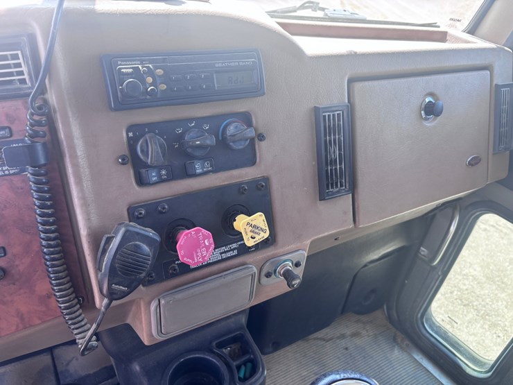 peterbilt-340-image-11