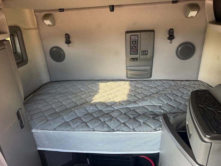 2019-volvo-vnl64t670-image-14