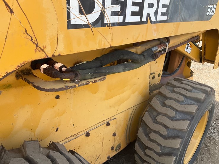 john-deere-325-image-14