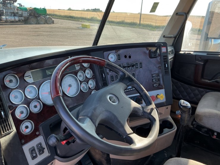 2013-freightliner-coronado-122-sd-image-21