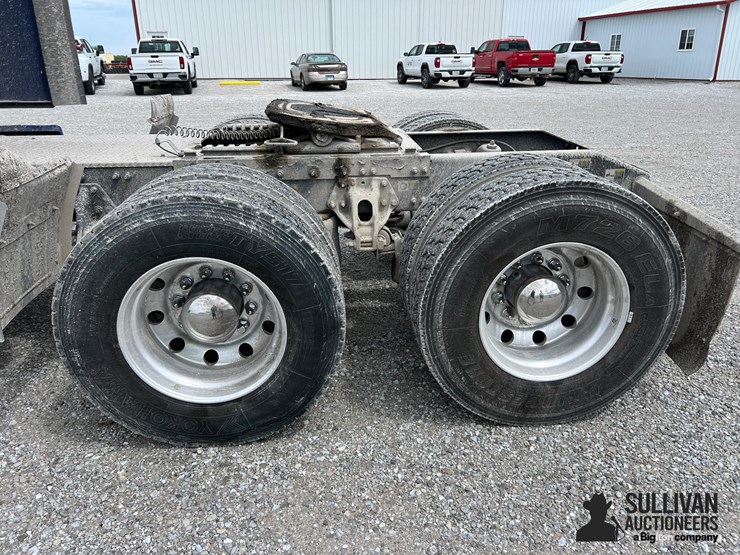 2019-peterbilt-384-image-9