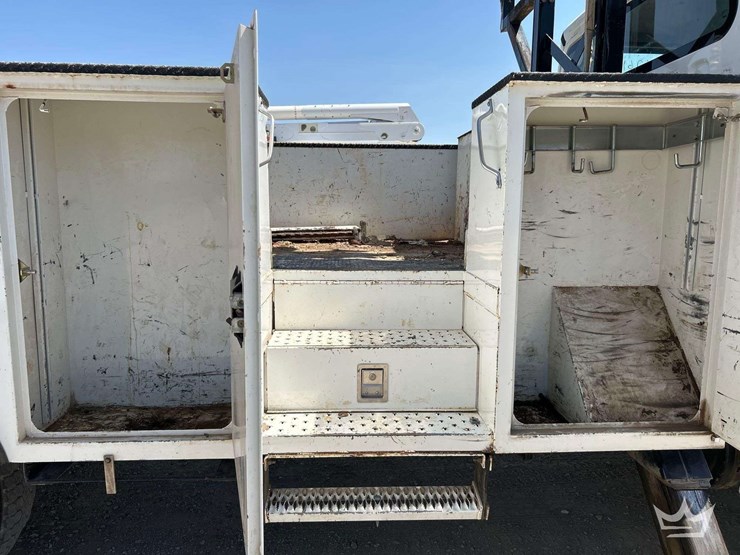 2020-freightliner-m2-106-image-37