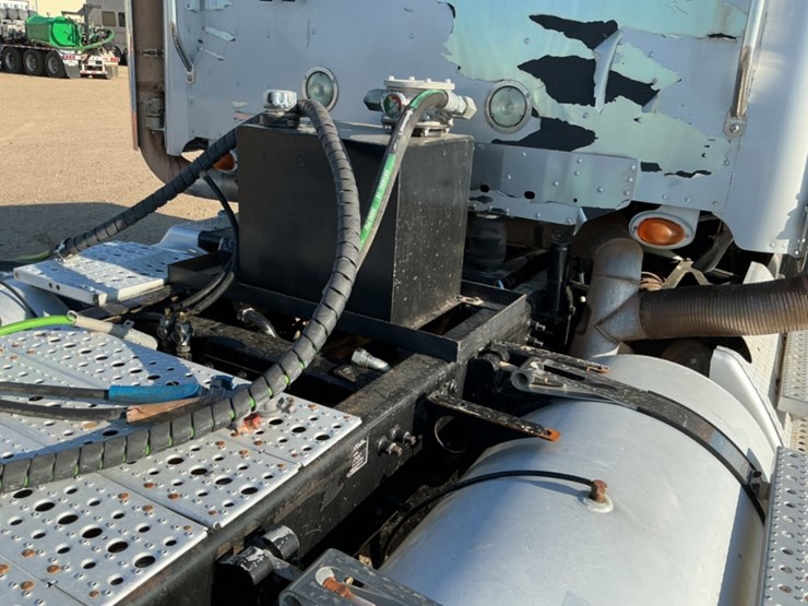 2013-freightliner-coronado-122-sd-image-18