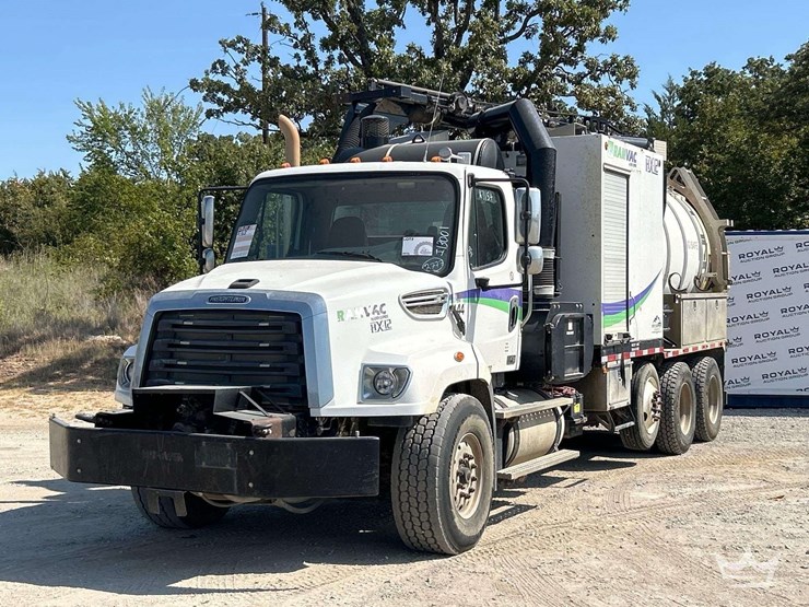 2015-freightliner-114sd-image-1