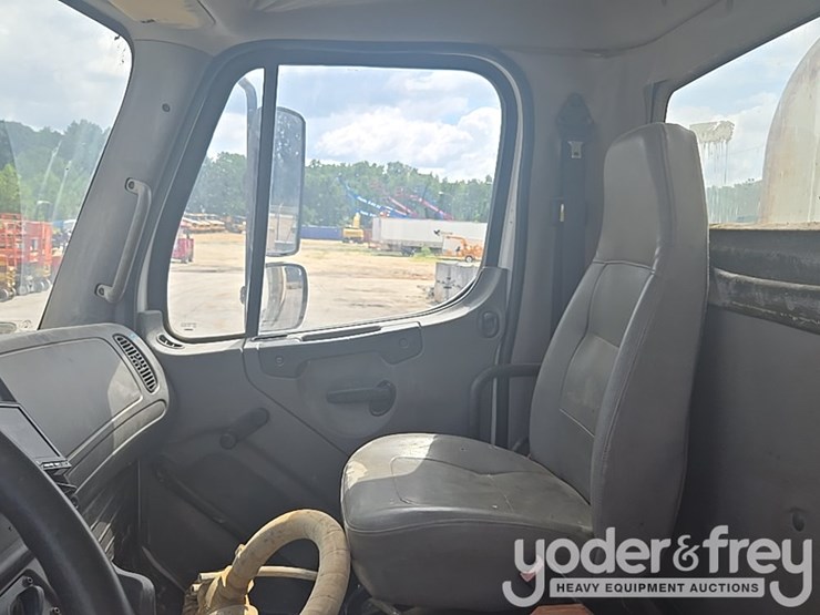 2013-freightliner-m2-106-image-48
