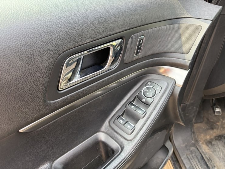 2017-ford-explorer-image-27