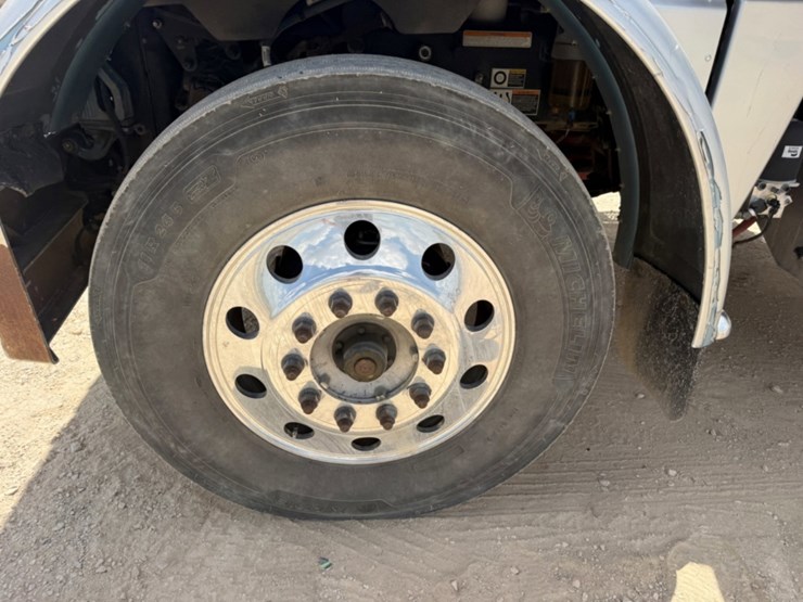 2019-peterbilt-389-image-14