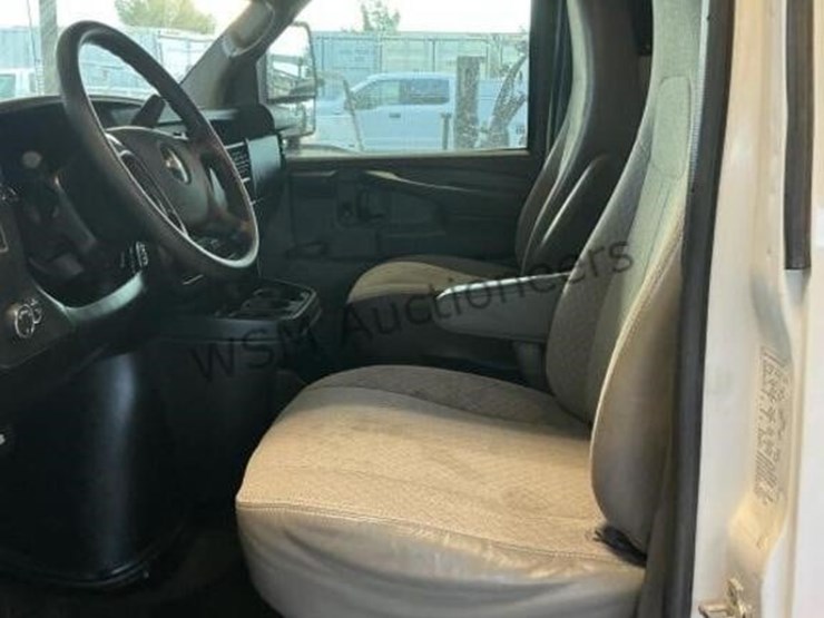 2013-chevrolet-express-3500-image-22