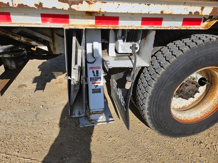 2002-freightliner-fl80-image-30