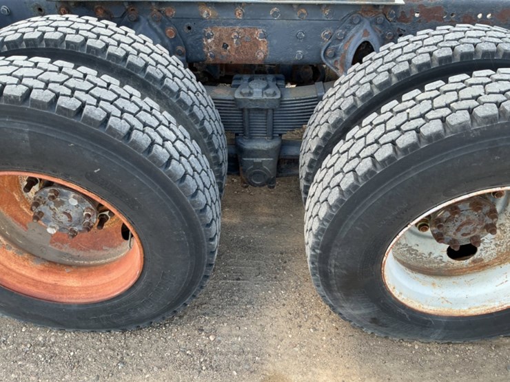 2000-peterbilt-379-image-12