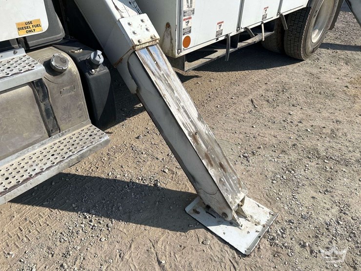 2018-freightliner-m2-106-image-18