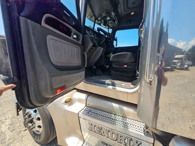 2015-peterbilt-386-image-42