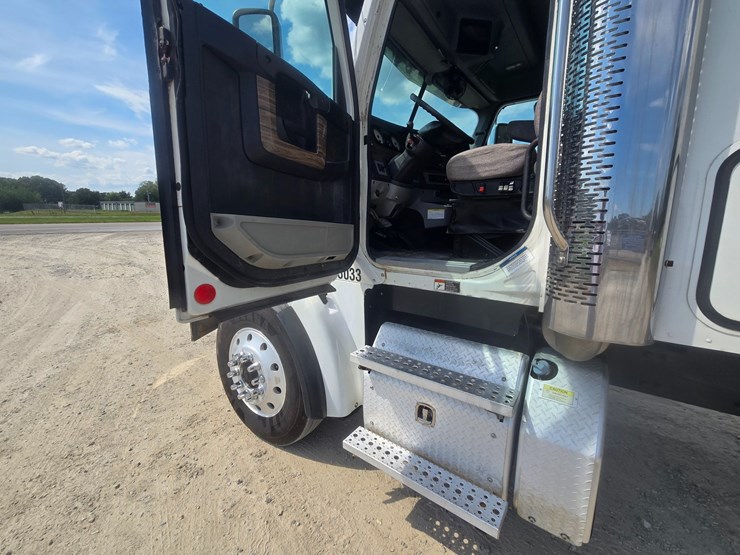 2017-freightliner-122sd-image-43