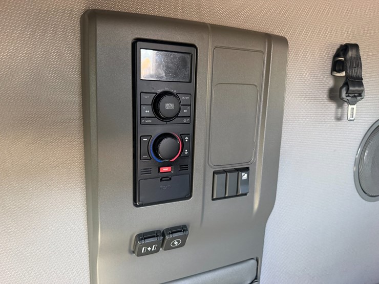 2019-volvo-vnl64t670-image-17