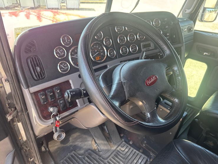 2021-peterbilt-389-image-19