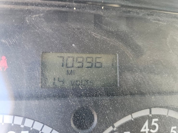 2002-freightliner-fl80-image-59