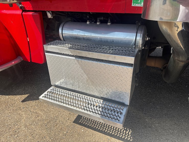 2021-peterbilt-389-image-15