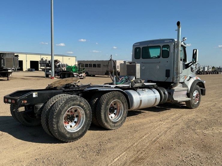 2019-peterbilt-567-image-5