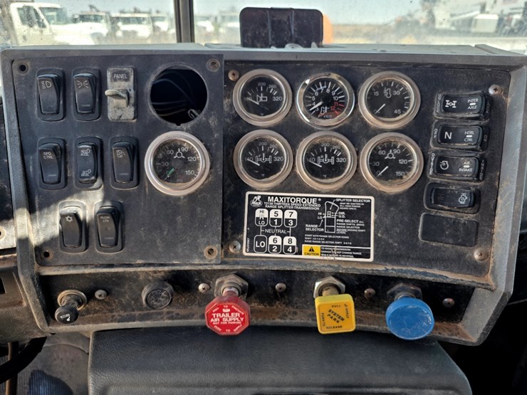 2003-mack-rd688s-image-11