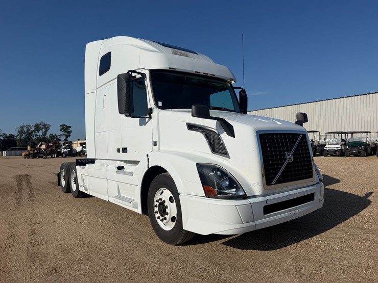 2016-volvo-vnl64t670-image-1