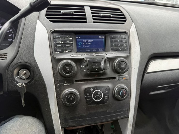 2015-ford-explorer-image-27